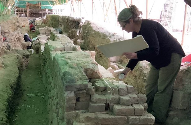 市建局邀請國際考古專家朱莉亞，為衙前圍村進行長達七年的考古發掘研究，屬圍村研究上的突破。